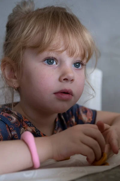 Ett Litet Barn Som Sitter Vid Bordet Framför Tabletten — Stockfoto