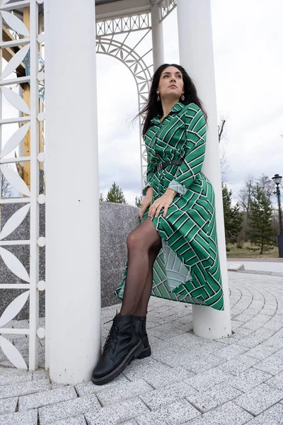 Mädchen Langen Kleid Steht Pavillon Park — Stockfoto