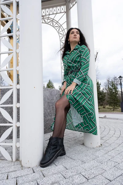 Girl Long Dress Stands Gazebo Park — Stock Photo, Image