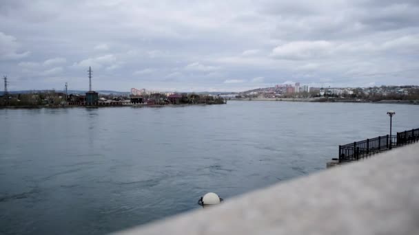 Lecho Del Río Angara Con Vistas Irkutsk — Vídeo de stock