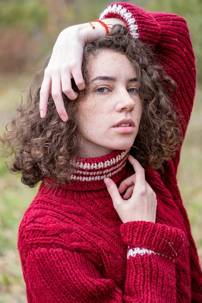 Girl Knitted Men Sweater Background Autumn Forest — Stock Photo, Image