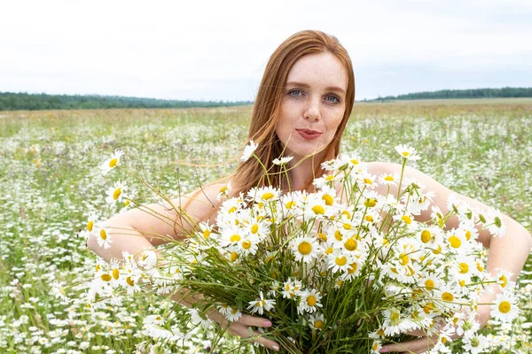 Red Haired Young Girl Holding Armful Daisies Her Hands — Stock Photo, Image