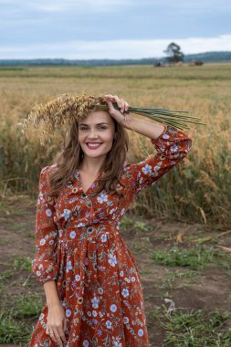 Olgun kulakların arasındaki tarlada güzel bir genç kız