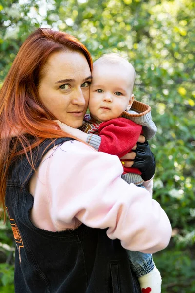 Mom Holds Her Little Son Her Arms — Stock Photo, Image