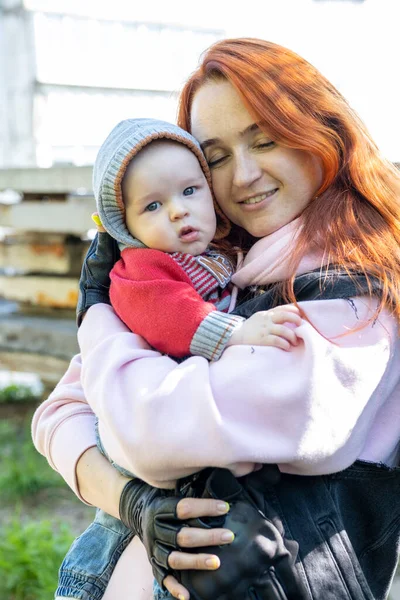 Mamma Tiene Suo Piccolo Figlio Tra Braccia — Foto Stock