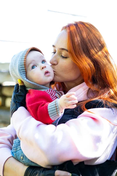 Mom Walk Park Holds Her Son Her Arms — Stock Photo, Image