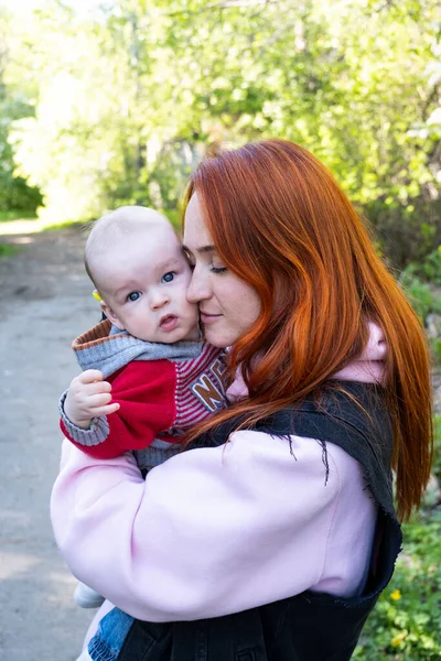 Mamá Paseo Por Parque Sostiene Hijo Sus Brazos — Foto de Stock