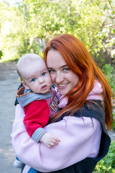 Mom Walk Park Holds Her Son Her Arms — Stock Photo, Image