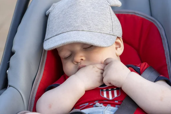 Маленький Хлопчик Спить Дитячому Автокріслі — стокове фото