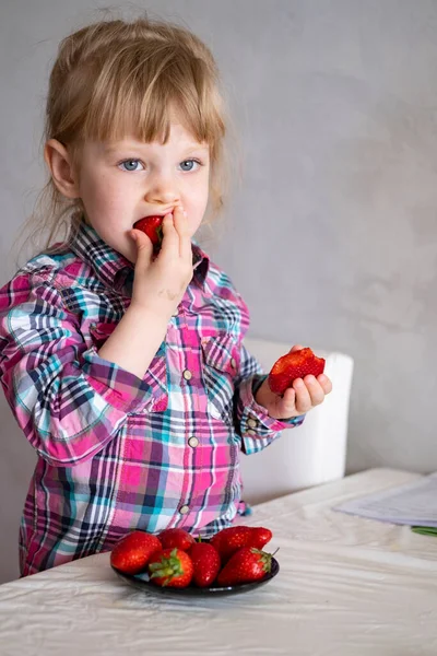 Beautiful Little One Eating Big Strawberries Two Hands — Stock Photo, Image