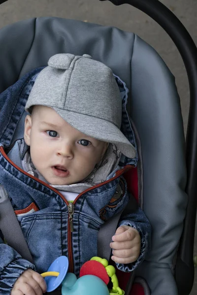 Menino Sentado Carrinho Criança Passeio Parque — Fotografia de Stock