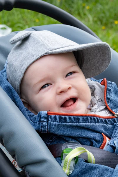 Menino Sentado Carrinho Criança Passeio Parque — Fotografia de Stock