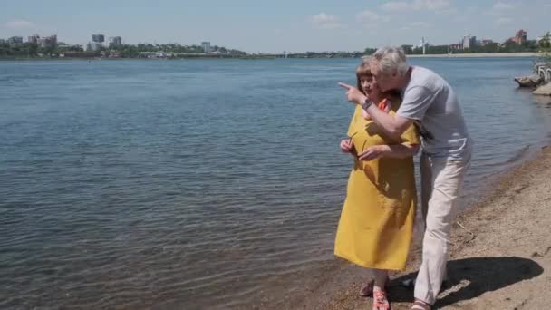 Pareja Ancianos Orillas Del Río Angara — Vídeo de stock