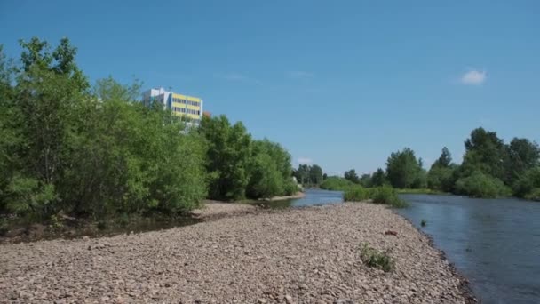 Uferböschung Des Flusses Ushakovka Der Stadt Irkutsk — Stockvideo