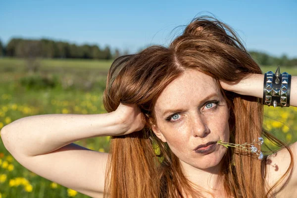 Red Haired Girl Field Wildflowers — Stock Photo, Image