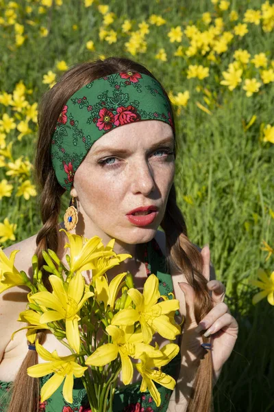 Ragazza Con Mazzo Gigli Natura — Foto Stock