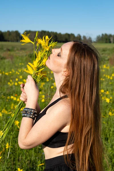 Dziewczyna Polu Wśród Kwitnących Kwiatów — Zdjęcie stockowe