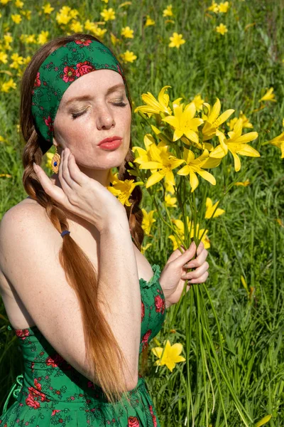 Fille Dans Champ Parmi Les Fleurs Fleurs — Photo