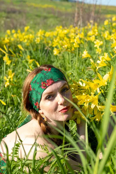 Ragazza Campo Tra Fiori Fiore — Foto Stock