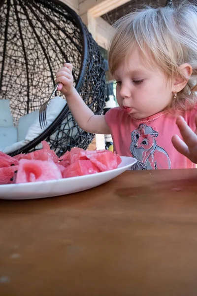 Mała Dziewczynka Jedząca Arbuza Werandzie Wiejskiego Domku — Zdjęcie stockowe