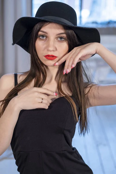 Retrato Una Joven Con Maquillaje Brillante Sombrero —  Fotos de Stock