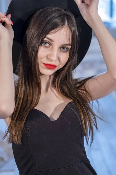 Retrato Una Joven Con Maquillaje Brillante Sombrero —  Fotos de Stock