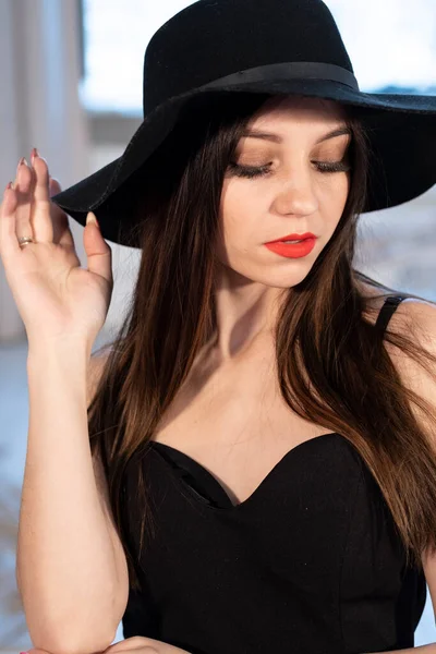 Retrato Una Joven Con Maquillaje Brillante Sombrero —  Fotos de Stock