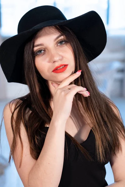 Retrato Uma Jovem Com Maquiagem Brilhante Chapéu — Fotografia de Stock