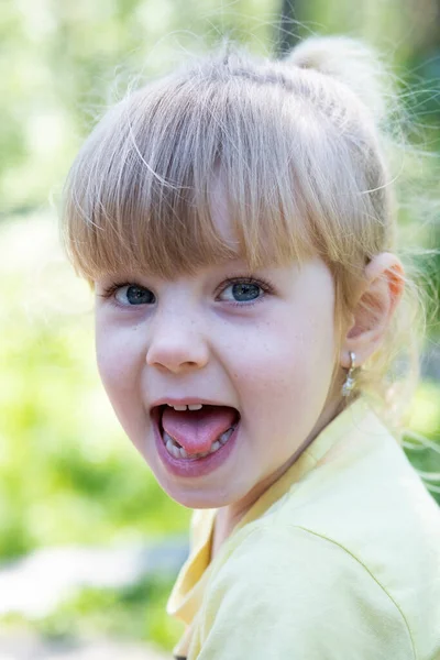 Çilli Küçük Bir Kızın Portresi Yakın Plan — Stok fotoğraf