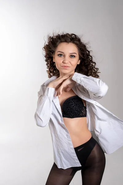 Retrato Uma Menina Bonita Uma Camisa Branca Meia Calça Retrato — Fotografia de Stock