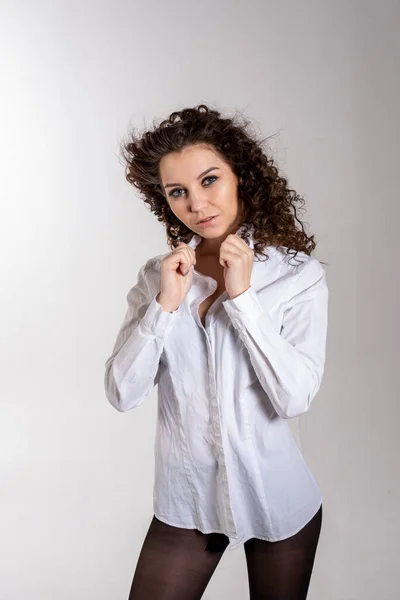 Retrato Una Hermosa Joven Con Una Camisa Blanca Medias Retrato —  Fotos de Stock