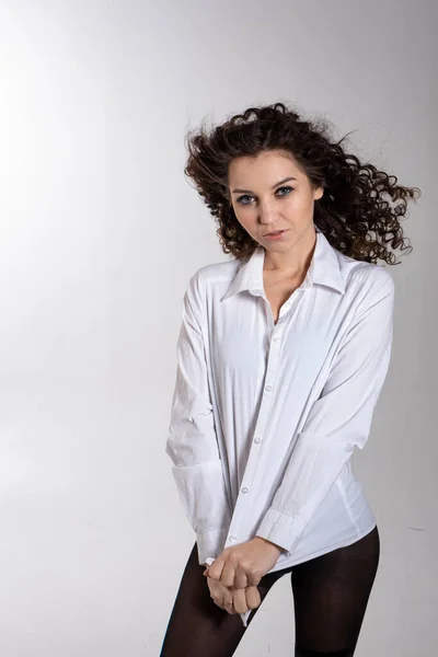 Retrato Una Hermosa Joven Con Una Camisa Blanca Medias Retrato —  Fotos de Stock