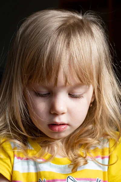 Retrato Uma Menina Perto — Fotografia de Stock