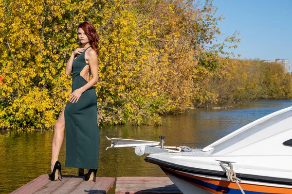 Joven Chica Delgada Largo Vestido Noche Parque Otoño — Foto de Stock