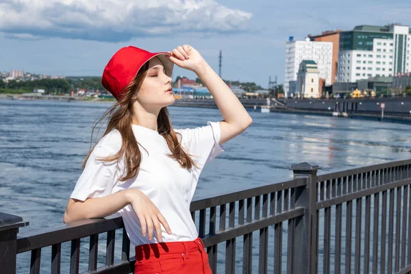 Chica Joven Pantalones Rojos Sombrero Rojo Terraplén Del Río Angara —  Fotos de Stock