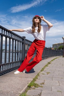 Angara Nehri 'nin çitlerinde poz veren genç kız.