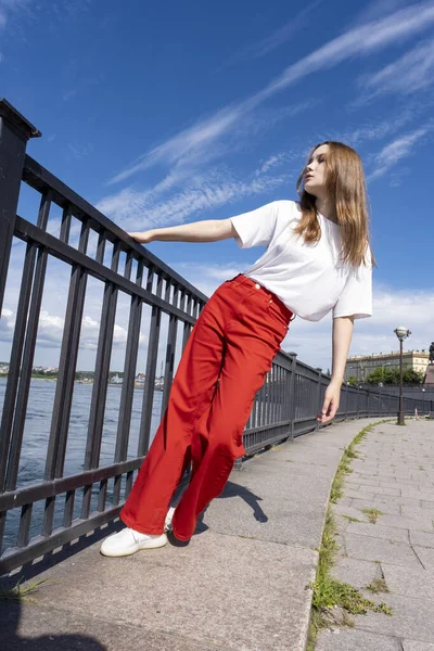 Adolescente Posando Valla Del Terraplén — Foto de Stock