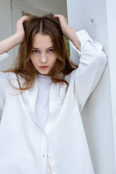 白い服を着た感情的な若い女の子 ストリートポートレート — ストック写真
