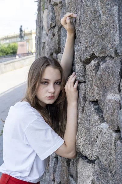 Niña Posando Junto Pared Granito —  Fotos de Stock