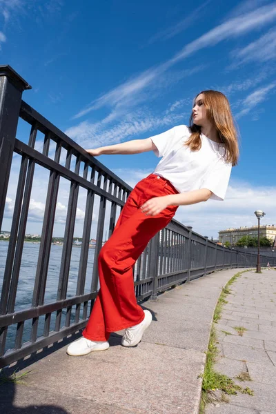 Emotional Girl Bright Clothes Posing Embankment Hedge — Foto de Stock