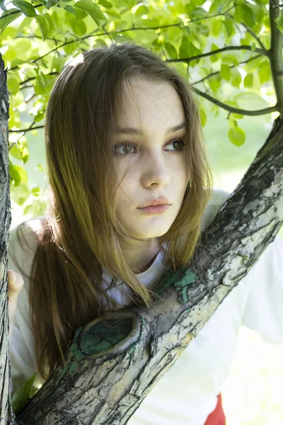 Belle Jeune Fille Dans Jardin Milieu Feuillage Vert — Photo