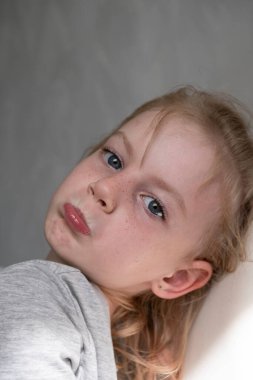 Duygusal kız kameranın önünde yüzünü buruşturur.