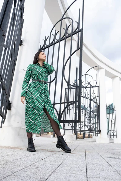 Femme Robe Longue Verte Sur Fond Hautes Portes Fer Forgé — Photo