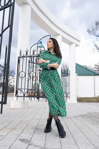 Mujer Vestido Largo Verde Sobre Fondo Puertas Hierro Forjado Alto — Foto de Stock