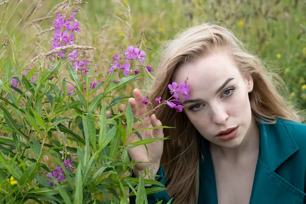 Jovem Campo Entre Flores Silvestres — Fotografia de Stock