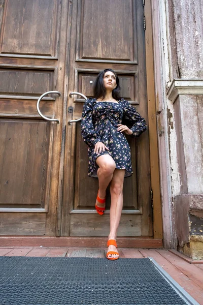 Girl Short Dress Stands High Door Old House — Stock Photo, Image