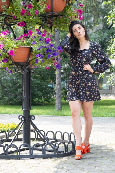Mädchen Kurzen Kleid Neben Blumen — Stockfoto