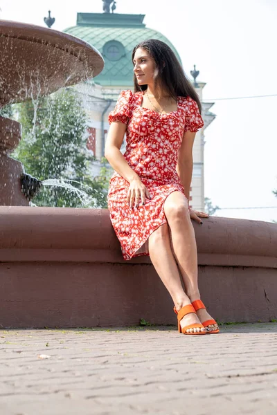 Esbelta Joven Brillante Vestido Verano Posando Junto Fuente Ciudad —  Fotos de Stock