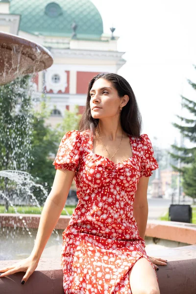 Smukła Młoda Dziewczyna Jasnej Sukience Letniej Pozowanie Przez Fontannę Miasta — Zdjęcie stockowe