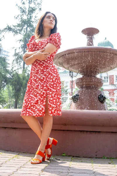 Schlanke Junge Mädchen Einem Hellen Sommerkleid Posiert Stadtbrunnen — Stockfoto